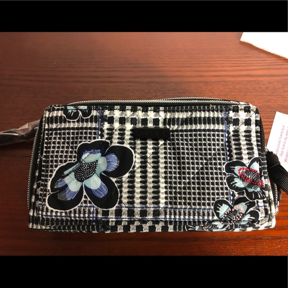 Vera Bradley Handbags - Vera Bradley Wristlet w: Tons of Pockets/Space !